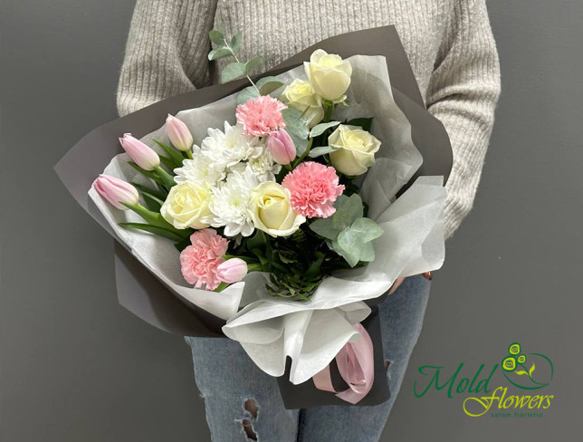 Buchet de trandafiri roz și albi, hypericum verde și lalele roz foto